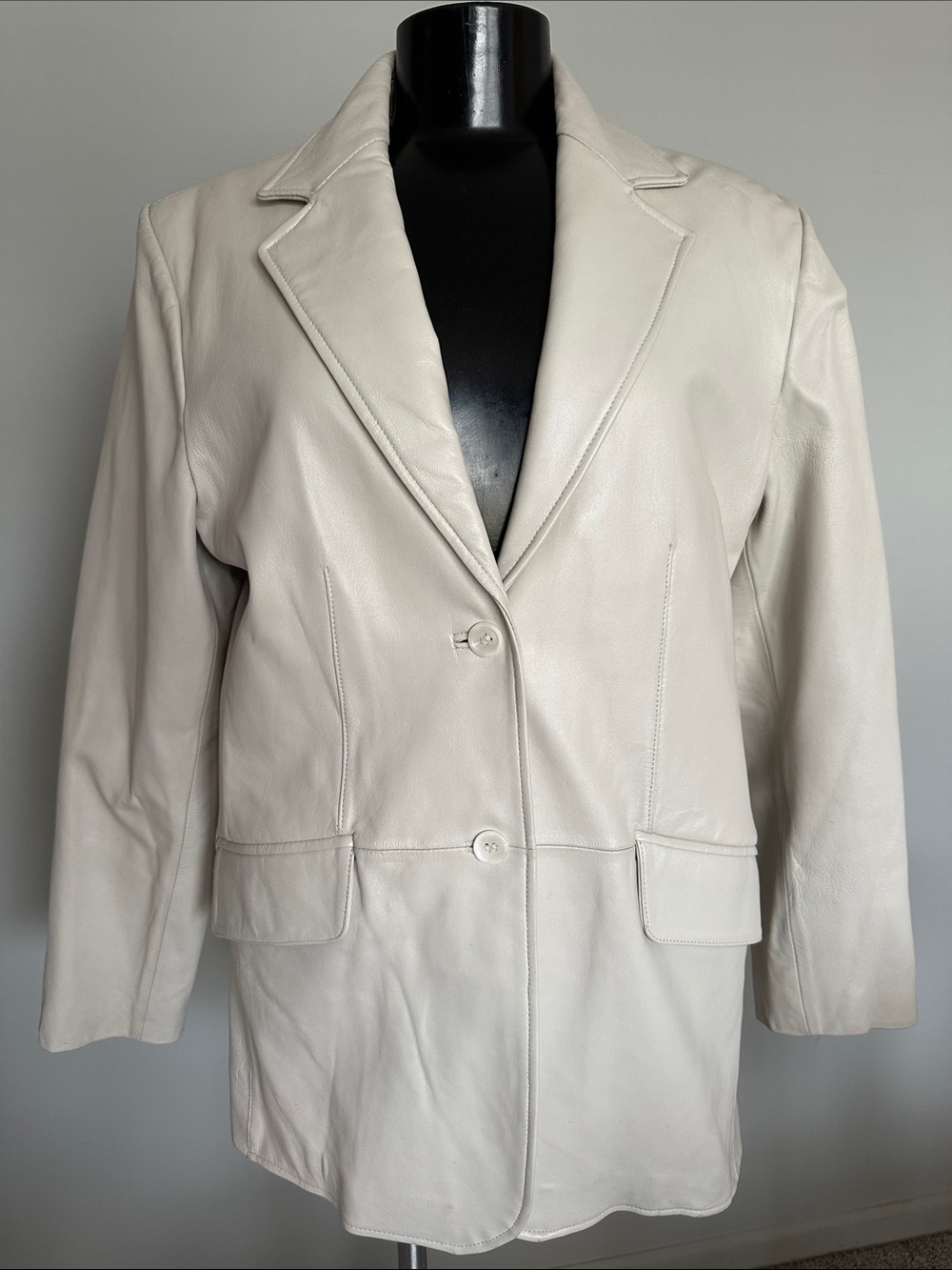 Pamela McCoy EUC soft cream leather jacket. 2 button closure with pockets.